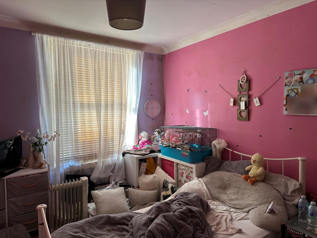 Lot: 146 - THREE-BEDROOM END-TERRACE HOUSE FOR REFURBISHMENT - Second bedroom with window that overlooks the back garden
